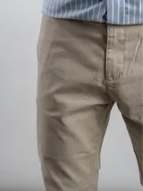 Pantalón corte chino de gabardina color azul marino, con ajuste regular fit y bolsillos laterales.