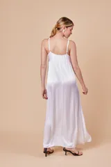 Vestido largo blanco de satén y viscosa, con breteles finos regulables y escote en V.