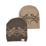 Beanie tejido reversible de algodón, con diseño gráfico abstracto en contraste. Presenta una etiqueta con logo en el borde inferior.