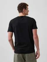 Remera negra de manga corta con cuello redondo y un bolsillo aplicado en el pecho.