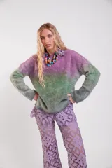 Sweater de lana con diseño degradado en tonos lila y verde, de cuello redondo, mangas largas y calce holgado.