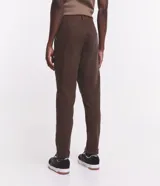 Pantalón skinny negro de sarga con elastano, estilo social, con cierre de botón y cremallera, y cintura con trabillas.