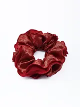 Colero o scrunchie para el pelo de tela color rojo oscuro con brillo dorado.
