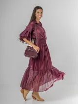 Camisa de organdí de algodón italiano en color bordó, con cuello camisero, cierre frontal con botones y mangas farol que aportan volumen.