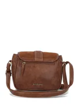 Cartera bandolera de color marrón, confeccionada en una combinación de cuero sintético y gamuza. Presenta una solapa frontal con cierre magnético, detalles de tachas metálicas y un colgante de flecos decorativo en uno de los laterales. Incluye una correa ajustable con hebilla metálica.
