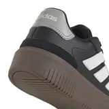 Championes urbanos Adidas modelo Courtblock Bold, color negro con las icónicas tres tiras en color gris claro. Presentan una suela de plataforma en tono marrón oscuro con textura acanalada y puntera reforzada.