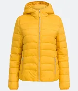 Campera puffer ultra ligera de Blue Steel, color rojo, con capucha, cierre frontal y bolsillos laterales con cremallera. Diseño acolchado con relleno sintético.