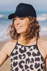 Gorra tipo baseball de color negro con visera curva y bordado frontal en relieve con la palabra ROUGE.