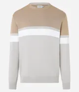 Suéter de punto color beige con bloques de color marrón, blanco y beige claro. Tiene cuello redondo y mangas largas.