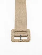 Cinto de cuero sintético negro con textura de reptil y hebilla rectangular forrada a juego.
