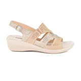 Sandalia de cuero color beige y dorado, con taco corrido bajo y tiras caladas.