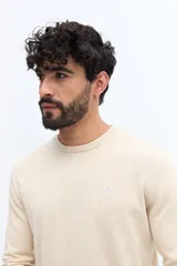 Sweater de hombre con escote redondo, manga larga y calce regular. Presenta un pequeño logo bordado en el pecho y puños acanalados.