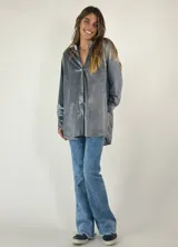 Camisa amplia de terciopelo color gris plomo, con cuello mao y cierre frontal con botones.