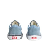 Championes Vans Old Skool celestes con la clásica banda lateral blanca, confeccionados en lona y gamuza, con suela de goma blanca y detalles en negro.