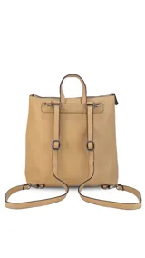 Mochila de diseño moderno y funcional, confeccionada en símil cuero con textura granulada. Cuenta con un bolsillo frontal con broche, cierre principal superior, manija superior y correas ajustables. Incluye logo de la marca grabado en el frente.