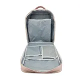 Mochila color beige con múltiples bolsillos y cierres.