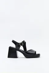 Sandalia de plataforma con taco ancho forrado, diseño con capellada ancha y pulsera ajustable con hebilla metálica en el tobillo.