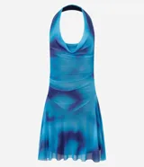 Vestido corto de tul con estampado abstracto en tonos azules y violetas. Presenta un escote halter con efecto drapeado (degagê) y frunces en la cintura, con ruedo asimétrico.