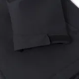 Chaqueta negra con capucha extraíble y ajustable, confeccionada con tecnología Storm Blocker+ para protección contra agua y viento. Cuenta con cierre frontal completo, bolsillos laterales y en el pecho con cremalleras impermeables, y logo de la marca en contraste amarillo.