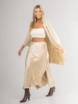 Falda midi color champagne de tela satinada italiana, con cintura elástica y dos tajos laterales.