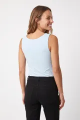 Musculosa de corte clásico con escote redondo y tiranes anchos, confeccionada en tejido suave de color negro.
