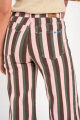 Jean flare de tiro alto con diseño de rayas verticales en tonos rosado, marrón y verde, bolsillos clásicos y botamanga sin dobladillo.