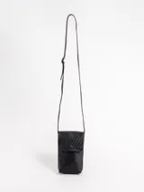 Porta celular de cuero trenzado color negro, con solapa frontal y correa larga regulable.