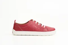 Championes de cuero vacuno con textura granulada, color rojo, con suela de goma blanca y cordones blancos. Presenta costuras decorativas en contraste y logo grabado en el lateral.