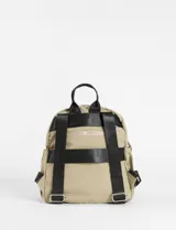 Mochila mediana de nylon color negro, con compartimento principal y bolsillo frontal con cierre. Incluye tiradores de cierre largos tipo cordón con nudos decorativos.