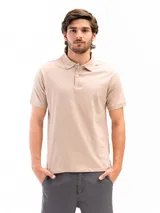 Remera tipo polo de manga corta, color blanco liso, con cuello de polo y tapeta de dos botones.