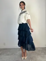 Falda larga de algodón color blanco, de diseño escalonado con múltiples volados y cintura elastizada.