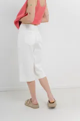 Bermuda de tiro medio con corte recto y largo por la rodilla, estilo culotte. Confeccionada en denim color rosado, cuenta con bolsillos funcionales delanteros y traseros y dobladillo ancho en el ruedo.