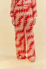 Pantalón de viscosa con estampado de flores rojas y rosas, de tiro alto y corte relajado.