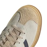 Championes Adidas Gazelle Bold color beige con detalles en azul marino y suela de goma marrón de plataforma.