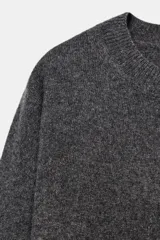 Jersey de cuello redondo y manga larga, confeccionado en hilatura de cashmere 100% con acabados en rib.