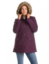 Gabardina impermeable color violeta con capucha desmontable con borde de piel sintética. Presenta cierre frontal oculto con botones a presión, bolsillos laterales con solapa y costuras matelassé, y ajuste interno en la cintura. El diseño incluye detalles capitoneados en hombros y espalda, y trabas en los puños.
