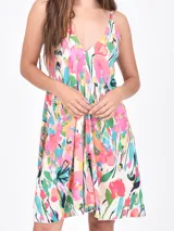 Vestido corto con estampado floral multicolor sobre fondo blanco, de escote en V y tirantes finos. Presenta un diseño entallado en el busto y falda con ligero vuelo.