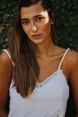 Camisón corto de satén color crema con detalles de puntilla gris en el escote y en el ruedo. Presenta breteles finos ajustables y un diseño fluido.