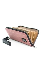 Billetera larga con cierre perimetral, confeccionada en nylon capitoneado color verde petróleo. Cuenta con correa de mano desmontable con logo estampado y parche frontal con marca LNS.