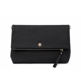 Cartera bandolera color negro de cuero sintético con solapa, cierre frontal metálico y detalles en herrajes dorados.