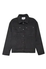 Campera de paño con diseño a cuadros, cuello clásico, cierre frontal con botones metálicos y bolsillos frontales tipo parche.