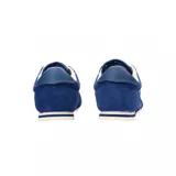 Championes Vans modelo Super Lowpro, de perfil bajo y diseño estilizado. Confeccionados en gamuza color azul intenso, presentan detalles perforados en los laterales, la clásica franja lateral en color blanco y cordones al tono. La suela es de goma blanca con una fina línea decorativa azul.