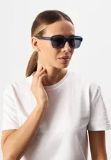 Lentes de sol Eco Shades modelo Romano, con montura cuadrada color verde oliva y lentes verdes. Fabricados con acetato biodegradable y lentes de PMMA reciclado. Cuentan con protección UV 400.