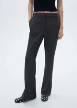 Pantalon de vestir estilo flare en color gris oscuro, con diseño de corte campana, bolsillos laterales y cierre oculto con botón, gancho y cremallera.