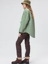 Campera reversible capitoneada con cierre frontal. Un lado es de color negro y el otro es de color beige, ambos con diseño acolchado. Cuenta con cuello redondo, mangas largas y bolsillos laterales.