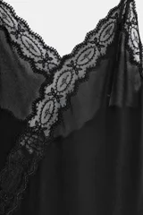 Vestido midi de estilo lencero confeccionado en viscosa, con escote en pico, tirantes finos y detalle de encaje a tono. Presenta un diseño con bajo asimétrico.