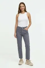 Pantalón de denim color gris oscuro, de corte recto, con tiro medio y terminación desmechada en los tobillos.