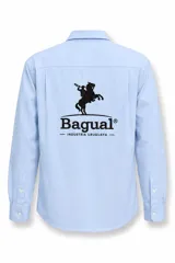 Camisa de manga larga de gabardina blanca con botones al tono y gran estampado en la espalda de la marca Bagual.