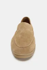 Mocasín plano de mujer confeccionado en serraje, con diseño de punta redonda, copete subido y suela con efecto engomado.