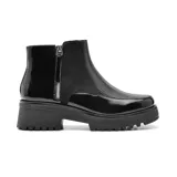 Botín de cuero sintético negro con plataforma track y cierre lateral.